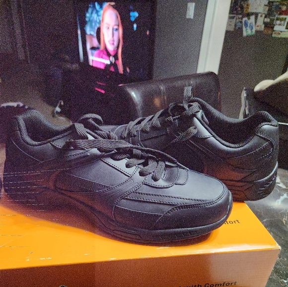 Mens Black Slip Resistant Shoe NWT size Men's 9.5 - Picture 1 of 3